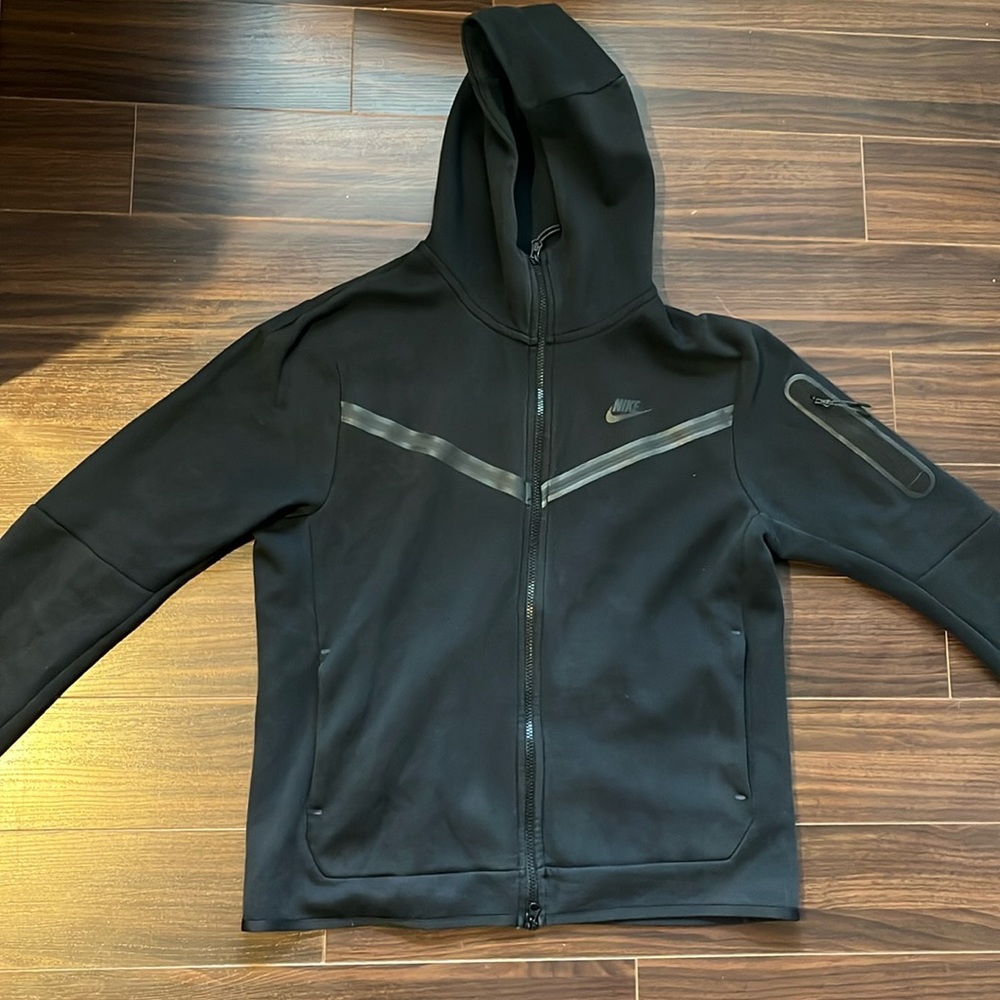 Large Black Nike Tech Fleece